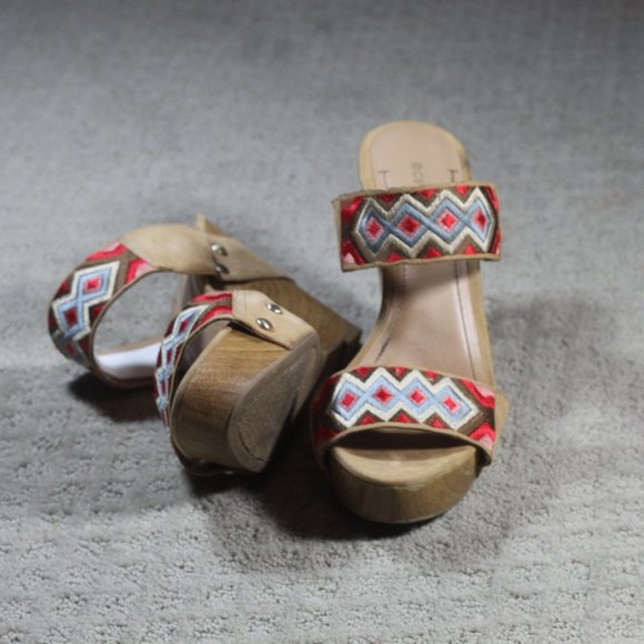BCBGenerations Size 8.5B Tribal Pattern Wedge 4.5" Heels - Picture 1 of 7